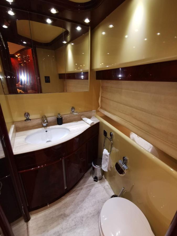 Magnificent Luxury Yacht In Center Botel Barcellona