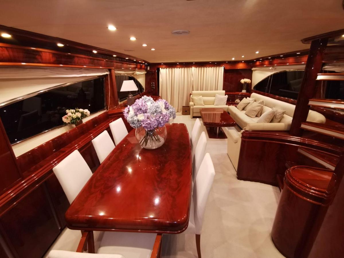 Magnificent Luxury Yacht In Center Botel *
