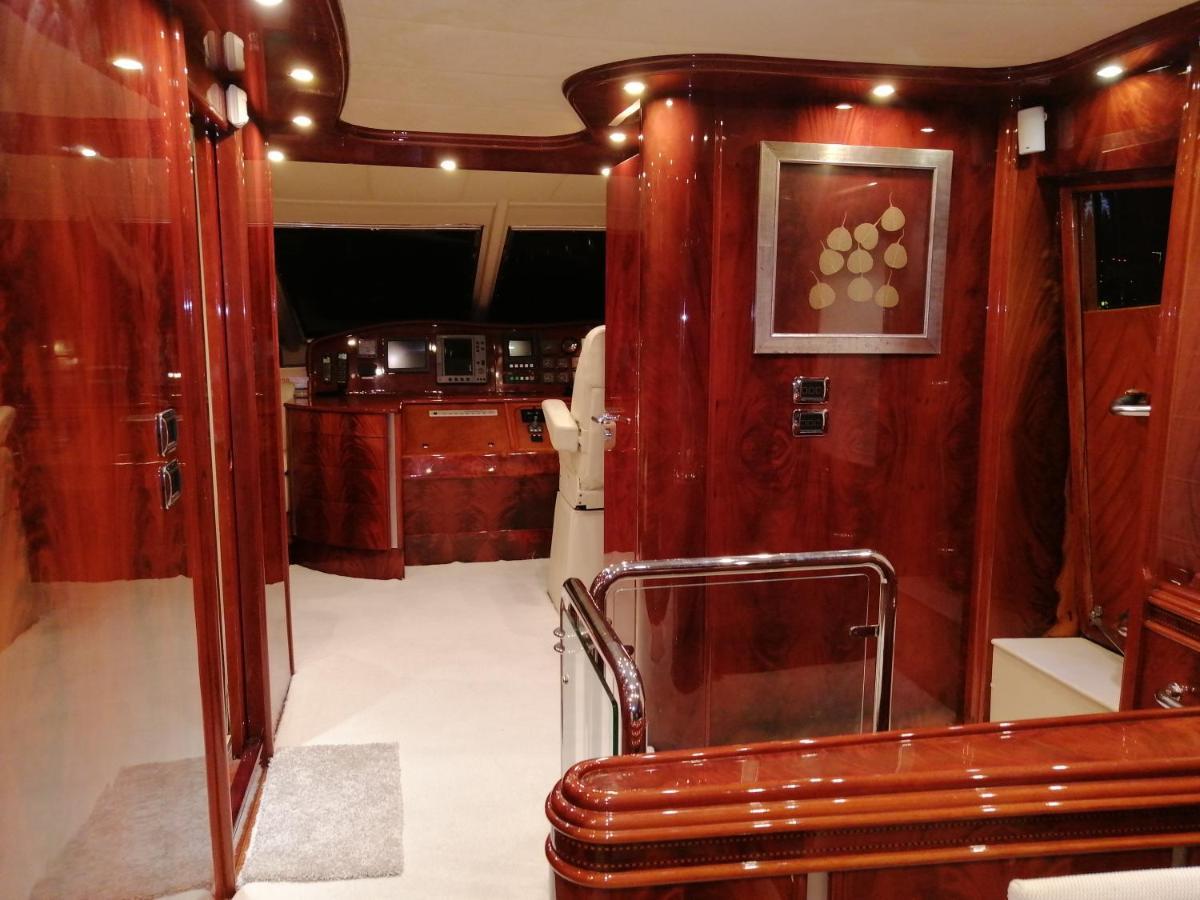 Botel Magnificent Luxury Yacht In Center Barcellona