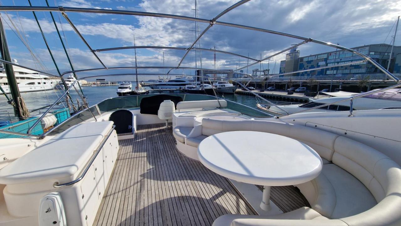 Magnificent Luxury Yacht In Center Botel